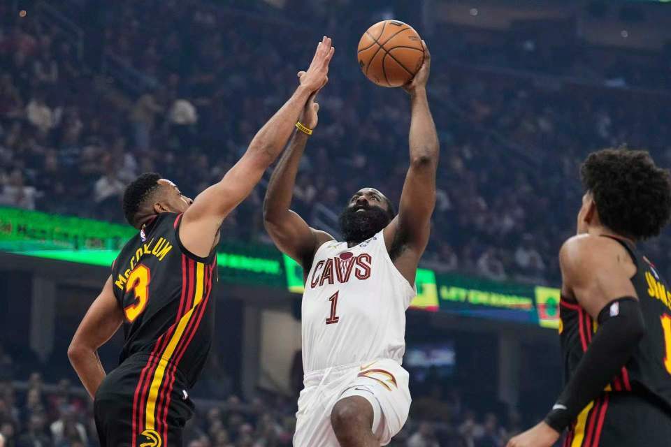 在线娱乐-哈登复出21+5+4骑士险胜老鹰 米切尔31+7里程碑莫布利22+19